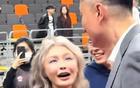 宏遠(yuǎn)老板娘緊握杜鋒手不松，賽后顯情。