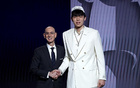 NBA新秀楊瀚森直播熱潮，萬人矚目，球衣漲價至萬，四年薪水達(dá)2千萬。