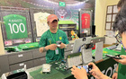 張稀哲國安店收銀，與球迷互動(dòng)倍兒有面
